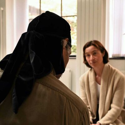 TLP-visitor-and-listening-volunteer-in-listening-room